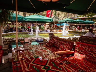 Foto de um café na Turquia com tapetes e ornamentos do estilo turco em primeiro plano