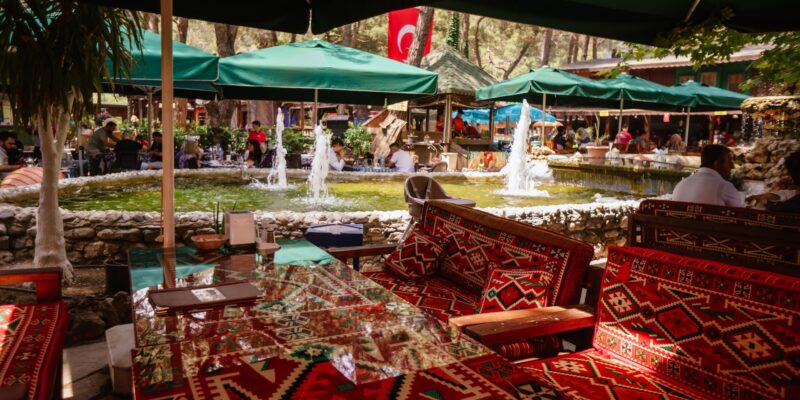 Foto de um café na Turquia com tapetes e ornamentos do estilo turco em primeiro plano