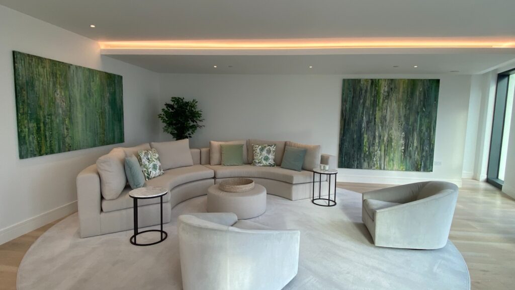 Foto de uma sala de estar em formato moderno com um tapete redondo em seu centro