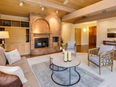 Foto de uma sala de estar confortável com um tapete no centro do recinto, um sofá e duas poltronas