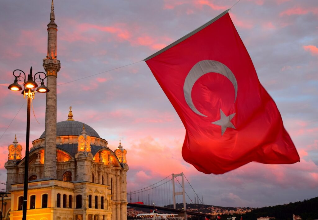 Foto mostrando a mesquita ícone da Turquia e uma bandeira do país