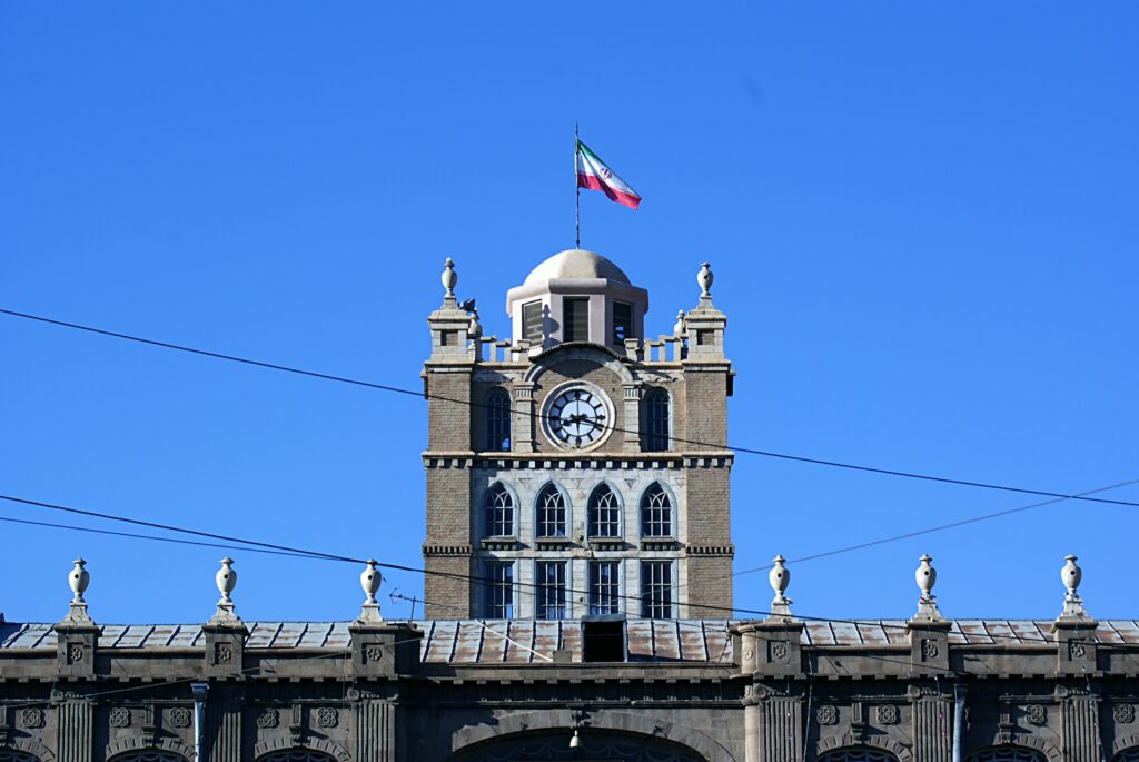 Bandeira do Irã num mastro sobre a prefeitura municipal de Tabriz